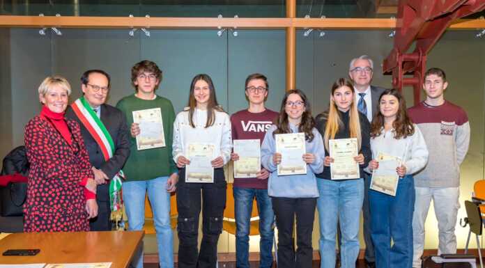 Valmadrera. Il Comune premia gli studenti meritevoli consegna borse di studio valmadrera