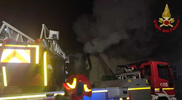 Capannone in fiamme a Colico, Vigili del Fuoco al lavoro per un nuovo incendio alla Seval vigili del fuoco capannone colico