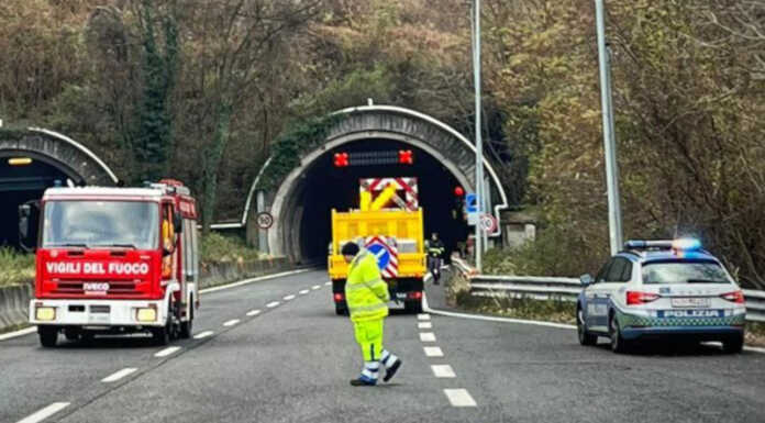 SS36. Cavo penzolante nella galleria Monte Piazzo, strada chiusa e code verso Milano vigili del fuoco cavo monte piazzo