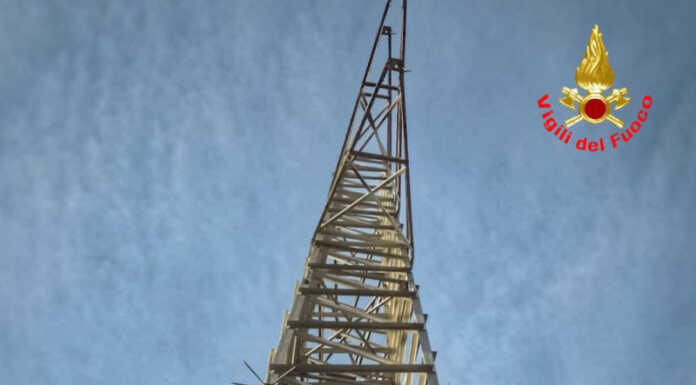 Vigili del Fuoco. Esercitazione su traliccio al Passo del Lupo Vigili del Fuoco esercitazione su traliccio