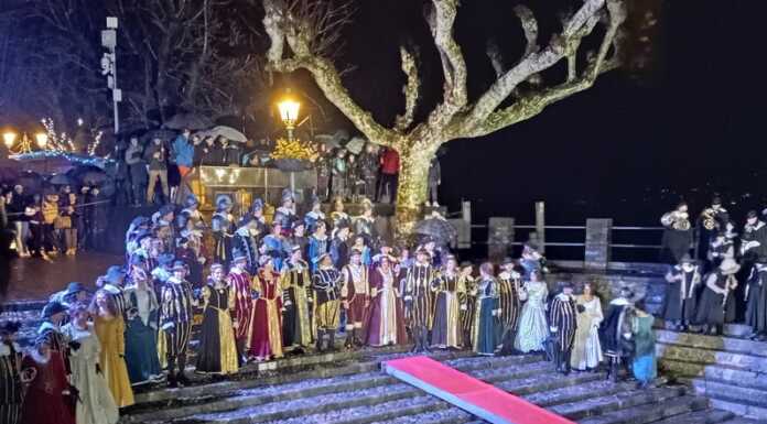 Stoica Pesa Vegia: la tradizione sfida e batte la pioggia a Bellano Bellano Pesa Vegia 2024