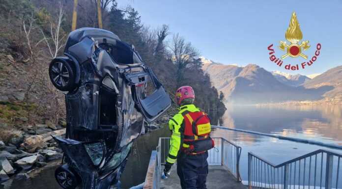 Colico. Il recupero dell’auto nel lago dopo l’incidente a Piona (FOTO) Recupero auto lago incidente colico piona vigili del fuoco
