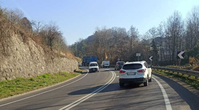 Calco: camion perde olio lungo la curva dello Sport. Disagi alla viabilità