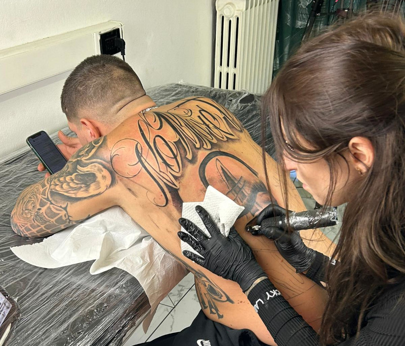 Cinzia verso il Guinnes dei Primati con 63 ore di tatuaggi continui