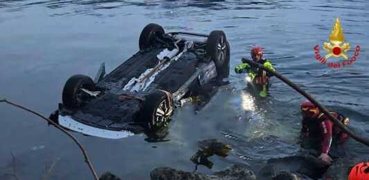 L'auto finita nel lago a Colico in località Olgasca incidente nel quale è morta una donna, mentre le altre due persone sono in gravi condizioni
