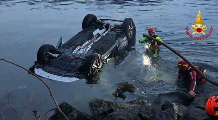 Auto finita nel lago a Piona, morto anche il marito della vittima L'auto finita nel lago a Colico in località Olgasca incidente nel quale è morta una donna, mentre le altre due persone sono in gravi condizioni