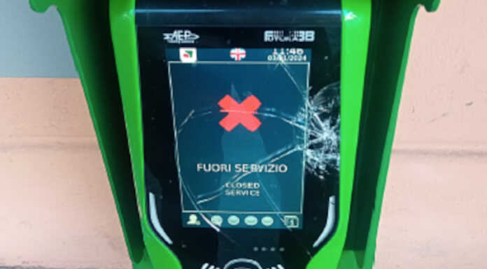 Vandali nella stazione di Mandello, rotte quattro convalidatrici convalidatrici treno mandello