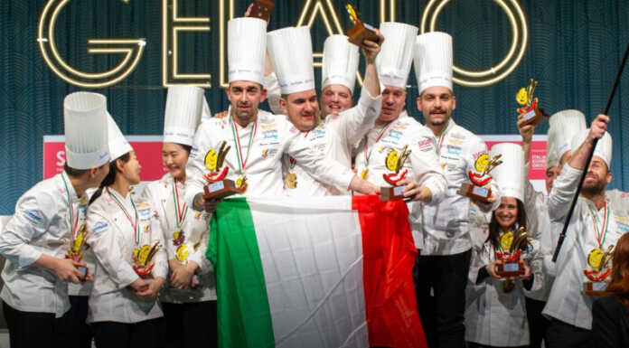 Filippo Valsecchi e la nazionale italiana trionfano alla Gelato World Cup Filippo Valsecchi con la nazionale italiana sul gradino più alto del podio