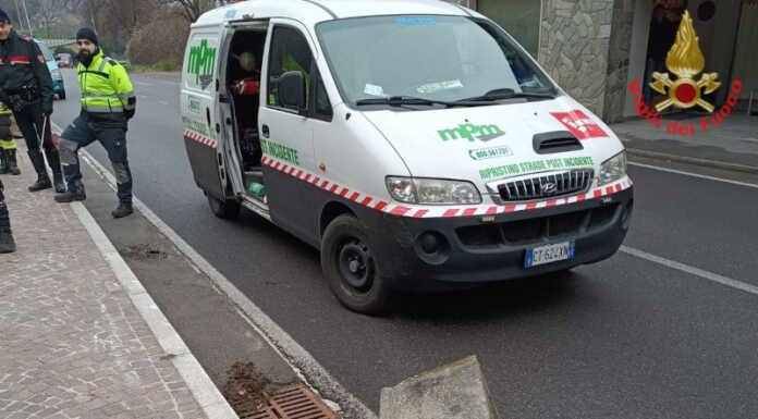 Madonna del Bosco. Auto contro colonna della scalinata d’ingresso Detriti in strada, Vigili del Fuoco al lavoro a Imbersago
