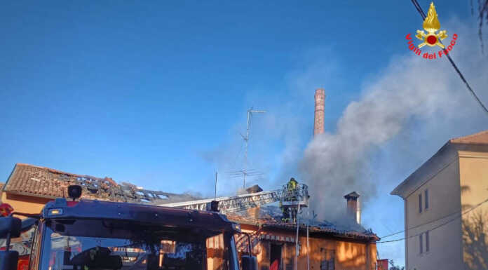 In fiamme il tetto di un’abitazione a Casatenovo, Vigili del Fuoco al lavoro Incendio tetto casatenovo