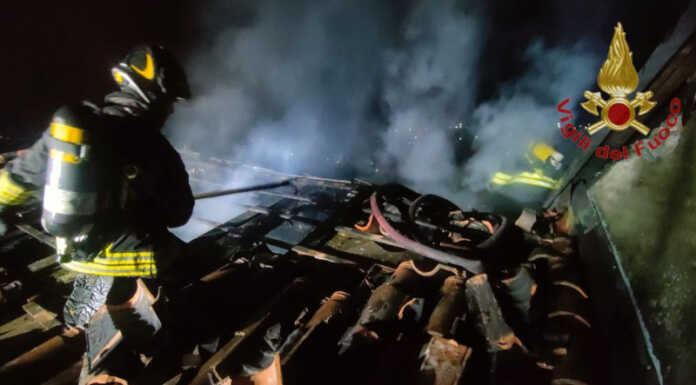 In fiamme un tetto a Calolzio, Vigili del Fuoco al lavoro nella notte Incendio tetto lorentino calolzio