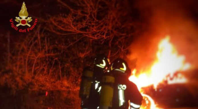 Paura a Barzago, auto sbatte contro un muretto e prende fuoco Incidente barzago vigili del fuoco