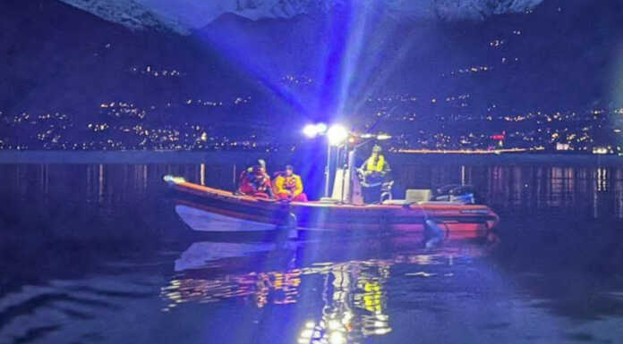 Auto finisce nel lago a Piona, grande mobilitazione dei soccorsi Incidente piona auto lago