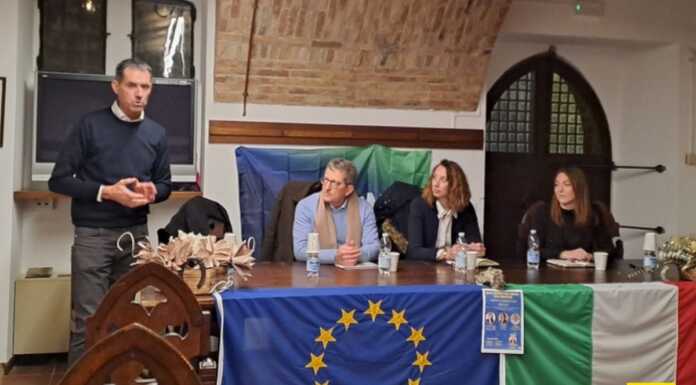 Unione Europea e aree montane a confronto: “Bisogna essere uniti” Da sinistra, il sindaco di Primaluna Mauro Artusi, Il presidente della Comunità Montana Fabio Canepari, La consigliera politica al parlamento Caterina Avanza e la moderatrice e segretaria di Azione Provincia di Lecco Eleonora Lavelli