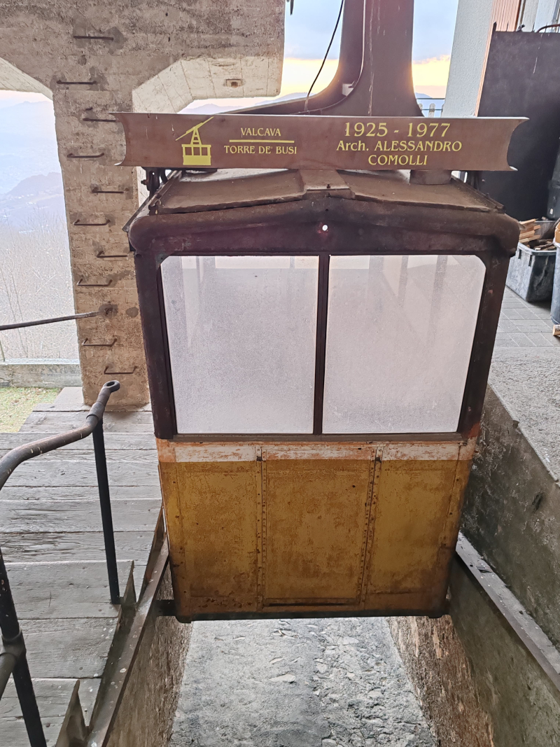 La vecchia cabina della funivia conservata a Valcava