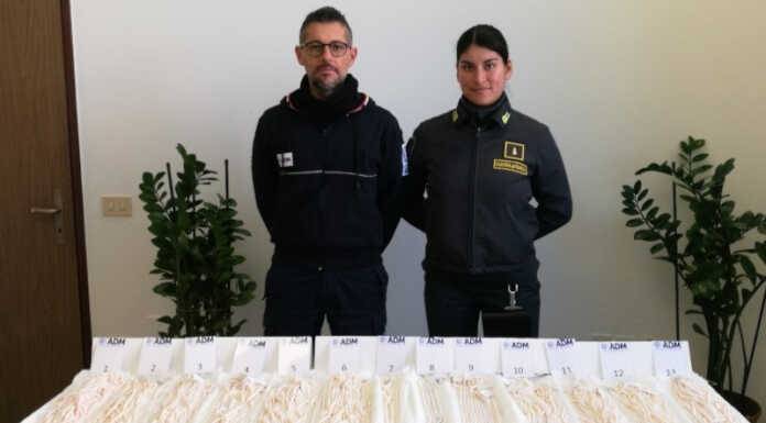 Contrabbando. Sequestrati 14 chili di perle coltivate per un valore di 143mila euro Perle contrabbando finanza como