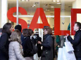 Saldi invernali 2026: in Lombardia si parte sabato 3 gennaio Saldi shopping commercio negozi