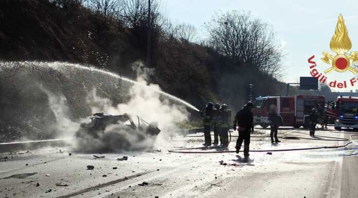 Presezzo. Auto si scontra contro un camion e prende fuoco: un morto