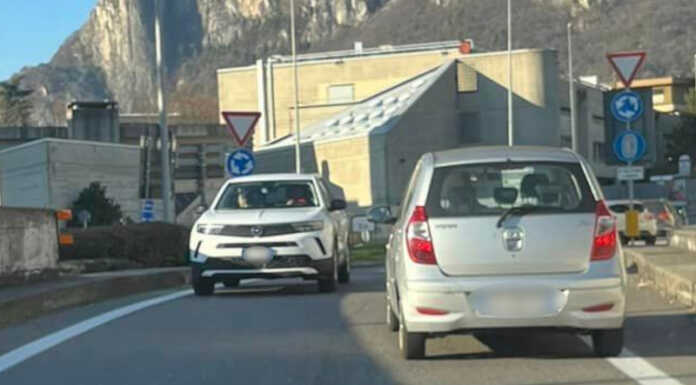 Imbocca contromano l’uscita della SS36, è successo a Lecco auto contromano tunnel