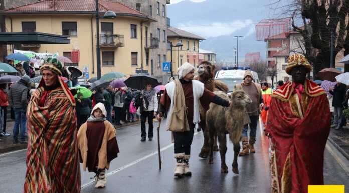 Calolzio, la pioggia non ferma il suggestivo corteo storico dell’Epifania in Valle San Martino