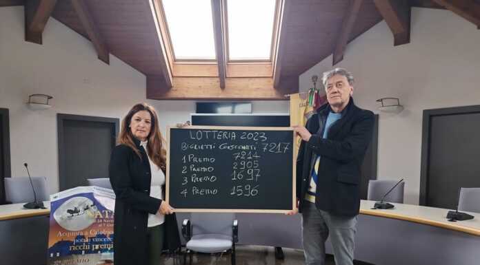 Natale a Calolzio. Torna la Lotteria dei Commercianti, in palio ancora un’automobile Un'immagine dell'estrazione della Lotteria dei Commercianti 2023. Cristina Valsecchi con il sindaco Marco Ghezzi