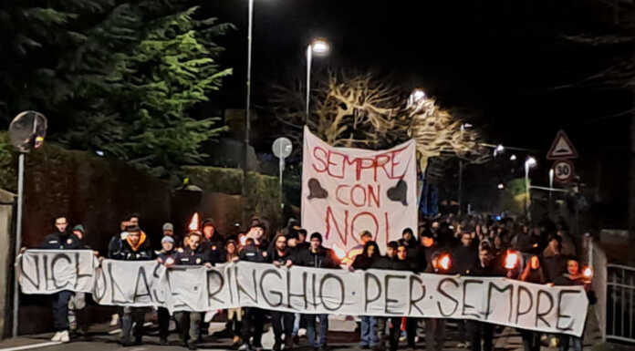 Una folla di giovani alla fiaccolata per Nicholas e Simone, morti nell’incidente fiaccolata Nicholas Combi Simone Combi Valsassina