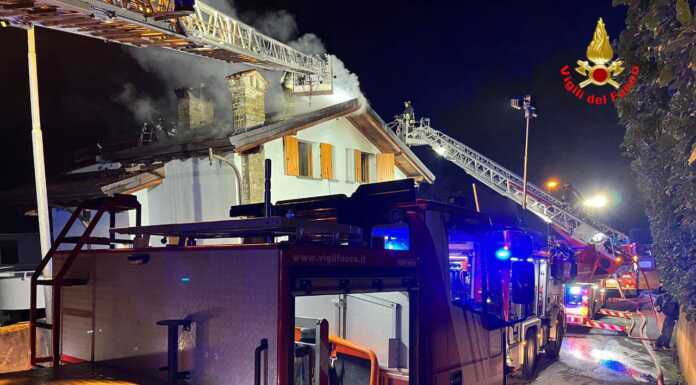 Galbiate. Incendio divora tetto di una casa. Vigili del Fuoco al lavoro galbiete incendio tetto