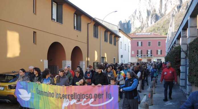 In tantissimi al cammino interreligioso: “Il dialogo tra le fedi essenziale per la pace”