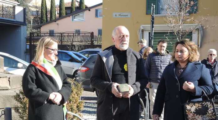 Oggiono. In Piazza Manzoni posata la pietra d’inciampo in ricordo di Mario De Francesco