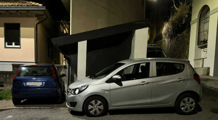Soste selvagge in via Bonaiti a Rancio, la segnalazione di un lettore parcheggio rancio