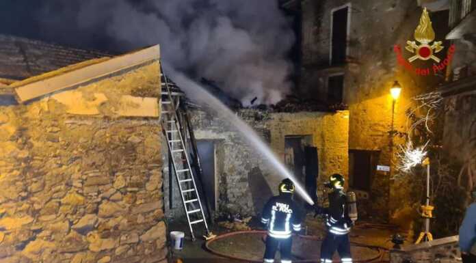 Perledo. Casolare distrutto dalle fiamme, lungo intervento dei VVF perledo incendio casolare