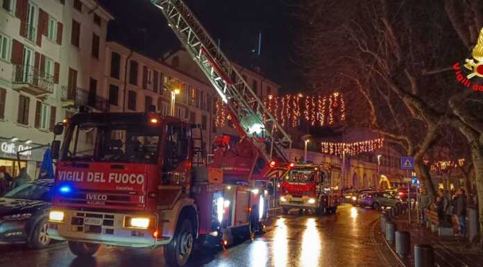 A fuoco una canna fumaria: intervento dei Vigili del Fuoco sul lungolago
