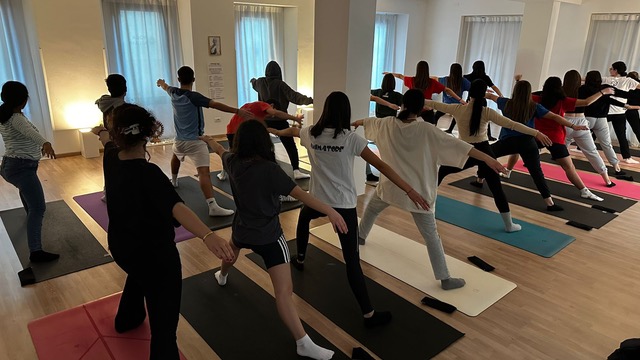 studenti Bertacchi a lezione di Yoga