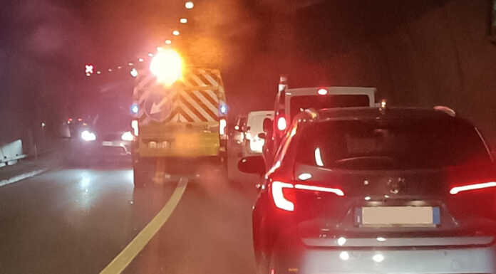 Problemi per un camion sulla Lecco-Ballabio, attenzione alle code