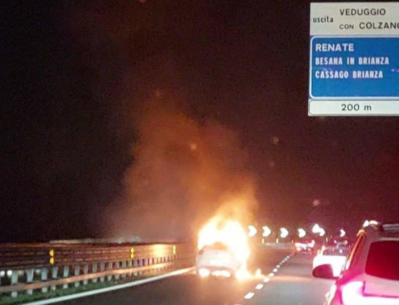Auto In fiamme SS36