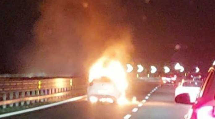 Veduggio. Ore 18.30 circa: auto in fiamme lungo la SS36 in direzione Lecco Auto in fiamme