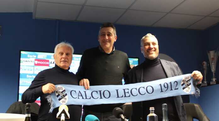 Calcio Lecco. Il nuovo mister si presenta: “Bisogna sudare e lottare fino all’ultimo” Calcio Lecco direttore generale Angelo Maiolo mister Alfredo Aglietti Domenico Fracchiolla (1)