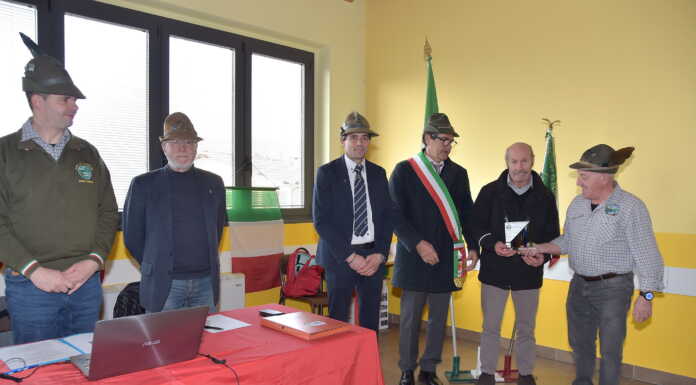 Gli Alpini di Calolzio premiano Sergio Butti con la Targa Solidarietà 2024 targa della Solidarietà