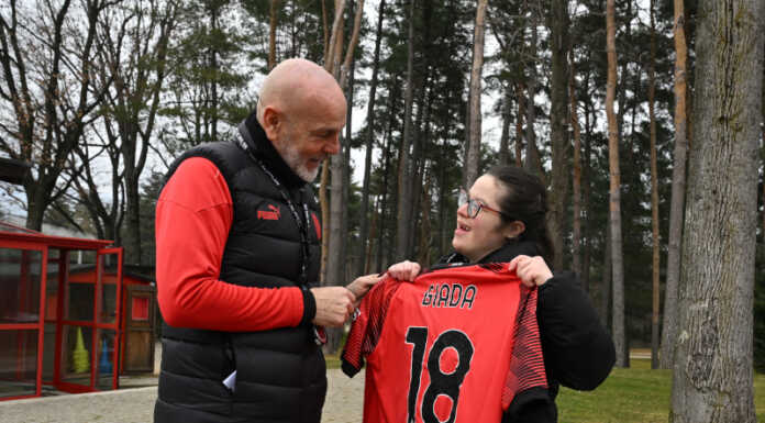 Calolzio. Il Milan scende in campo con Giada per dire “Stop al bullismo” L'allenatore Pioli dono a Giada la maglia numero 18