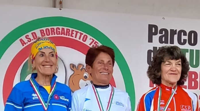 Corsa campestre, Giovanna Cavalli (SF65) vince il titolo italiano Master Giovanna Cavalli (al centro)