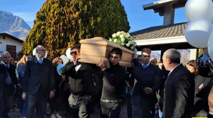 Una folla per il commosso addio a Nicholas e Simone: “Avevate un cuore puro e genuino” Il_Funerale_Nicholas_Simone_Combi_Cremeno_20240205