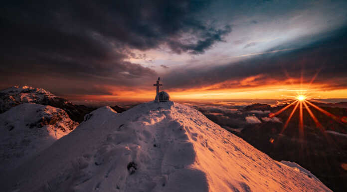 Montagne d’arte, Luigi Rota racconta la sua passione per la fotografia in quota Un'immagine del tramonto dal Monte Due Mani di domenica 11 febbraio