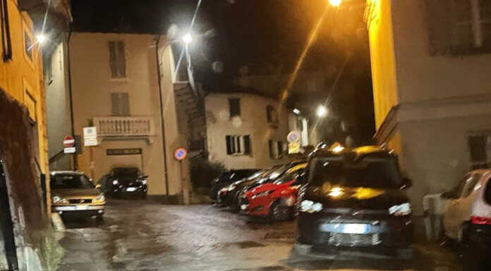 Malavedo, problema posti auto in piazza: “Serve buon senso” Malavedo piazza parcheggi auto