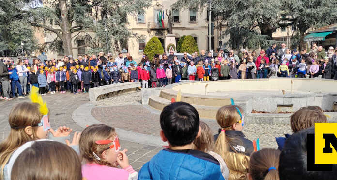 Merate, maschere e canzoni con la sfilata di Carnevale della scuola di via Montello
