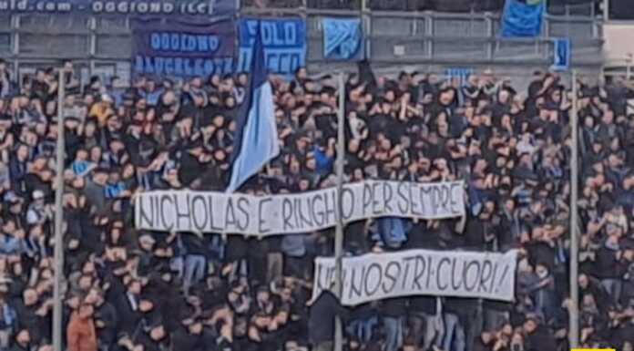 La Curva del Lecco ricorda Nicholas e Ringhio: “Per sempre nei nostri cuori” Nicholas_e_Simone_Combi_striscione_stadio_20240203