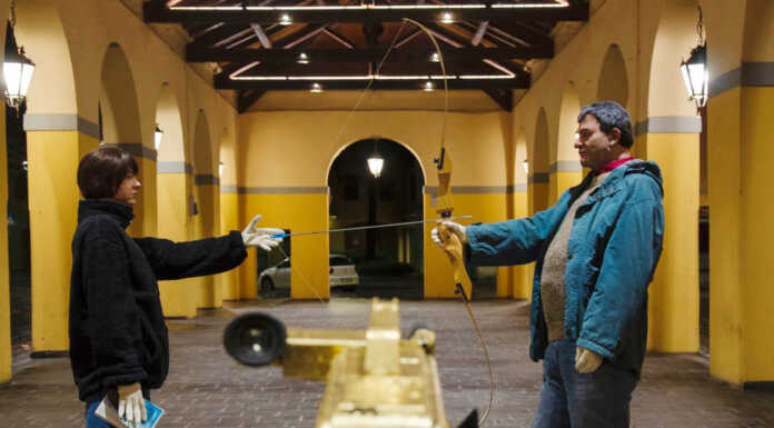 A Erba spuntano le statue di Rosa e Olindo, attacco alla “società dello spettacolo” L'opera comparsa a Erba nella notte e rivendicata dall'artista lecchese Nicolò Tomaini