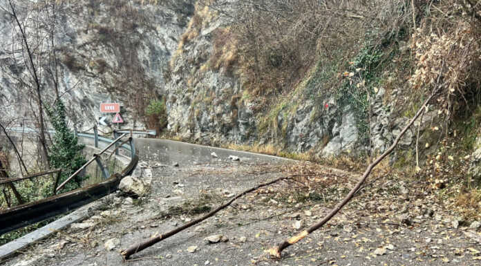 Frana a Erve. Riaprirà lunedì la Sp181 Scarica di sassi sulla strada per Erve (foto Facebook)