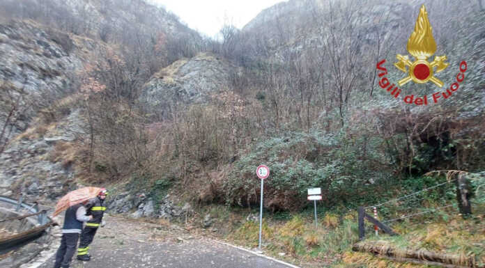 Scarica di sassi sulla strada tra Erve e Calolzio, colpite due auto Scarica di sassi strada Calolzio Erve