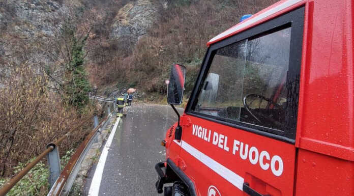 Frana tra Erve e Calolziocorte, al momento la strada resta chiusa Vigili del Fuoco Strada Erve Calolzio Frana