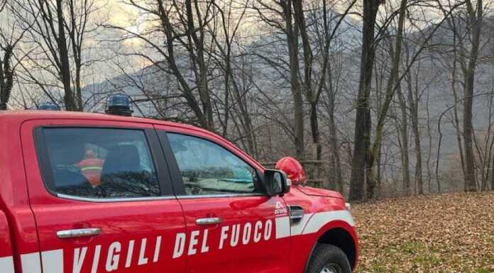 Cremeno. Fuoco nel bosco in via Noccoli, VVF e antincendio al lavoro